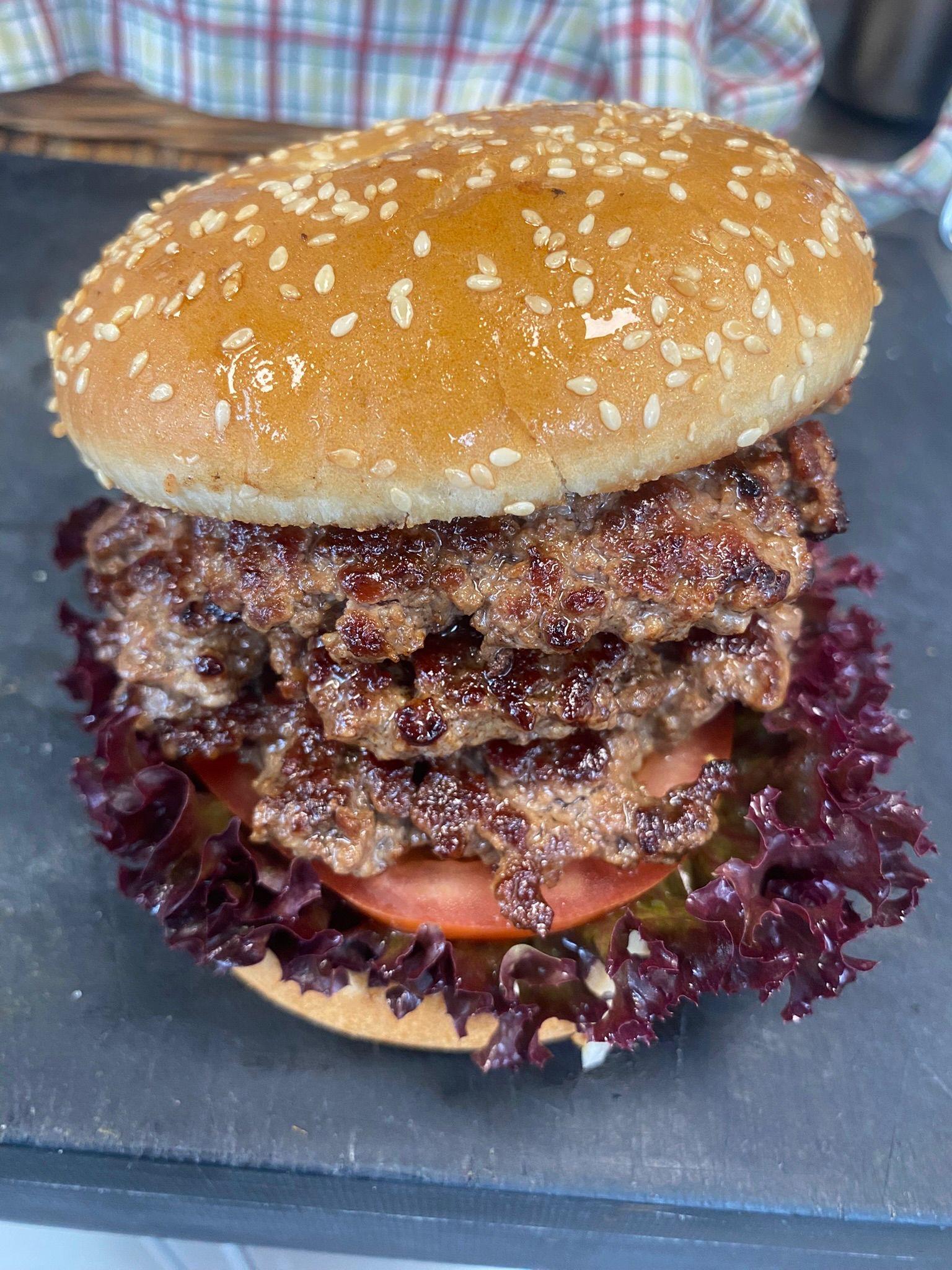 Saftiger Triple-Burger mit hausgemachter Sauce