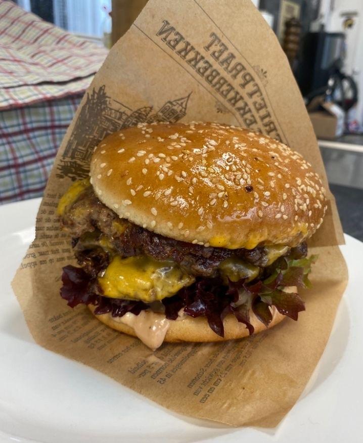 Saftiger Burger mit hausgemachter Sauce